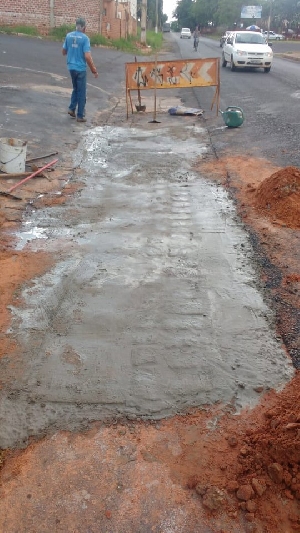 Secretaria mantém serviço de manutenção em guias e sarjetas