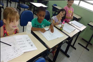 Pais de alunos elogiam curso de inglês e sistema de ensino municipal