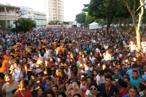 Festa das crianças atrai milhares de pessoas para a Praça da Bandeira