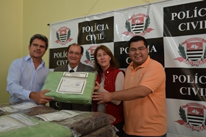 Polícia Civil doa 40 cobertores para Campanha do Agasalho 2017