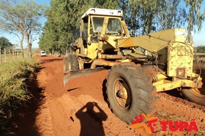 Prefeitura também executa melhorias em estrada rural de Varpa