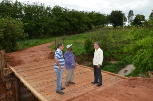 Prefeitura reconstrói mais uma ponte em bairro rural