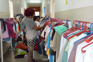 Prefeitura continua distribuindo roupas da Campanha do Agasalho