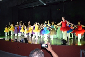 Alunos do Projeto Segundo Turno encerram ano letivo com apresentação de Balé