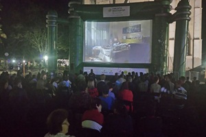 Cinema ao ar livre leva cerca de 600 pessoas para a Praça da Bandeira