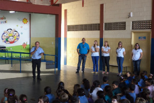 Prefeitura e vereadores continuam entregas de mudas de citronela para alunos