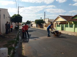 Rua Caingangs recebe implantação de faixa elevada de pedestres