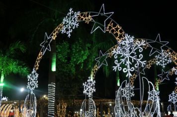 Foto - Natal de Luz - enfeites na Praça da Bandeira