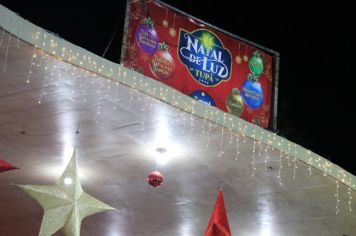 Foto - Natal de Luz - enfeites na Praça da Bandeira