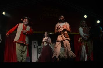 Foto - EmCena Brasil - espetáculo na Praça da Bandeira