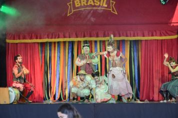 Foto - EmCena Brasil - espetáculo na Praça da Bandeira