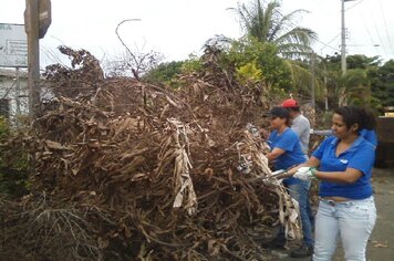 Foto - Mutirão de limpeza e combate à dengue