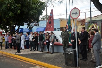 Foto - Homenagens a Revolução de 1932;* Praça 9 de Julho