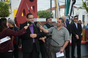 Foto - Homenagens a Revolução de 1932;* Praça 9 de Julho