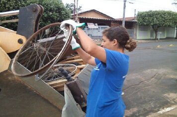 Foto - Mutirão de limpeza e combate à dengue