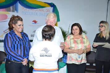 Foto - Cerimônia de formatura do Polo Regional da Beleza de Tupã