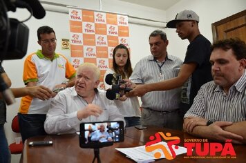 Foto - Coletiva - Compra de Kits da Educação