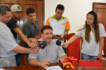 Foto - Coletiva - Compra de Kits da Educação