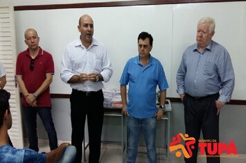 Foto - Entrega de diplomas para alunos formados e uniformes para novos alunos da escola Paulo Renato Stort