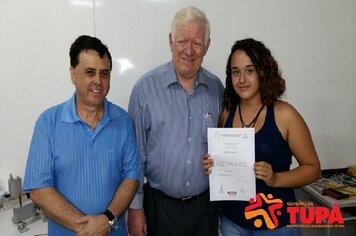 Foto - Entrega de diplomas para alunos formados e uniformes para novos alunos da escola Paulo Renato Stort