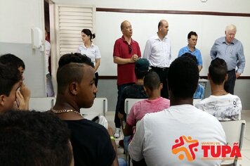 Foto - Entrega de diplomas para alunos formados e uniformes para novos alunos da escola Paulo Renato Stort