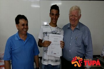 Foto - Entrega de diplomas para alunos formados e uniformes para novos alunos da escola Paulo Renato Stort