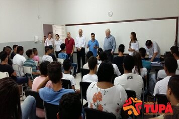 Foto - Entrega de diplomas para alunos formados e uniformes para novos alunos da escola Paulo Renato Stort