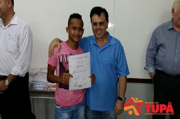 Foto - Entrega de diplomas para alunos formados e uniformes para novos alunos da escola Paulo Renato Stort