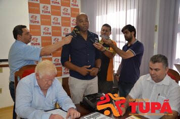 Foto - Gaspar assina convênio que garante descontos aos servidores municipais