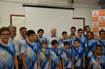 Foto - Pais e Alunos vieram a Prefeitura agradecer a Manoel Gaspar sobre Campeonato de Natação.