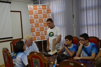 Foto - Pais e Alunos vieram a Prefeitura agradecer a Manoel Gaspar sobre Campeonato de Natação.