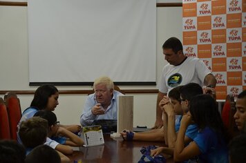 Foto - Pais e Alunos vieram a Prefeitura agradecer a Manoel Gaspar sobre Campeonato de Natação.