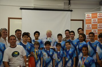 Foto - Pais e Alunos vieram a Prefeitura agradecer a Manoel Gaspar sobre Campeonato de Natação.