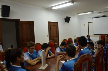 Foto - Pais e Alunos vieram a Prefeitura agradecer a Manoel Gaspar sobre Campeonato de Natação.