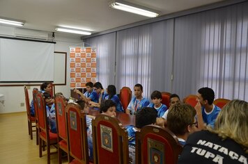 Foto - Pais e Alunos vieram a Prefeitura agradecer a Manoel Gaspar sobre Campeonato de Natação.