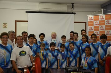 Foto - Pais e Alunos vieram a Prefeitura agradecer a Manoel Gaspar sobre Campeonato de Natação.