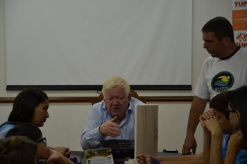 Foto - Pais e Alunos vieram a Prefeitura agradecer a Manoel Gaspar sobre Campeonato de Natação.