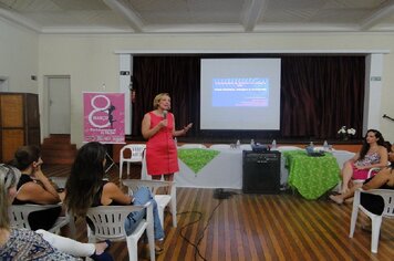 Foto - Palestra sexóloga Carla Cecarello durante Semana da Mulher