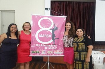 Foto - Palestra sexóloga Carla Cecarello durante Semana da Mulher