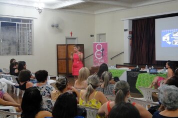 Foto - Palestra sexóloga Carla Cecarello durante Semana da Mulher