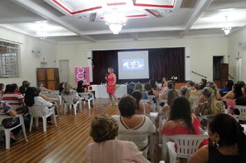 Foto - Palestra sexóloga Carla Cecarello durante Semana da Mulher