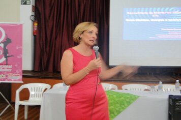 Foto - Palestra sexóloga Carla Cecarello durante Semana da Mulher