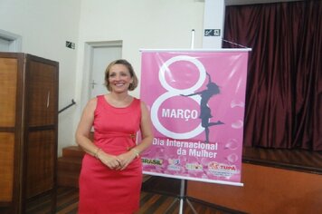 Foto - Palestra sexóloga Carla Cecarello durante Semana da Mulher