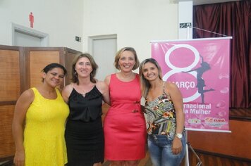 Foto - Palestra sexóloga Carla Cecarello durante Semana da Mulher