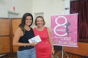 Foto - Palestra sexóloga Carla Cecarello durante Semana da Mulher