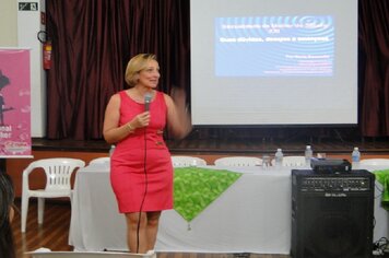 Foto - Palestra sexóloga Carla Cecarello durante Semana da Mulher