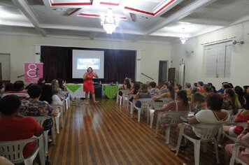 Foto - Palestra sexóloga Carla Cecarello durante Semana da Mulher