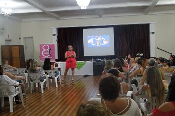 Foto - Palestra sexóloga Carla Cecarello durante Semana da Mulher