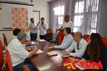 Foto - Prefeito assina convênio que garante descontos em faculdade para servidores municipais