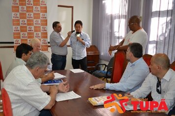 Foto - Prefeito assina convênio que garante descontos em faculdade para servidores municipais